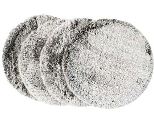 Tři kulaté šedé kožešinové koberce