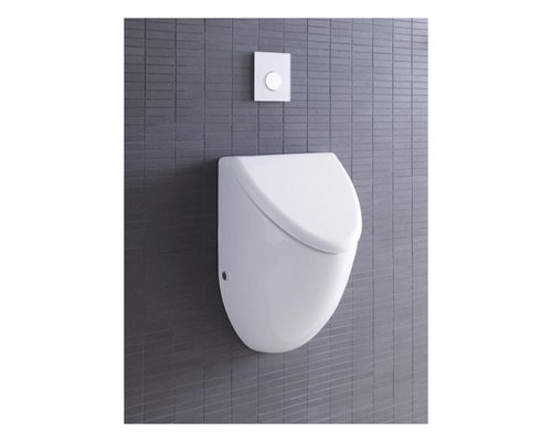 Bílá pisoárová mísa s tlačítkem splachování na šedé zdi