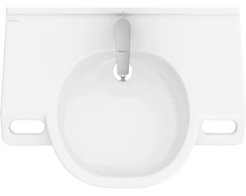 Pohled shora na bílé umyvadlo s baterií