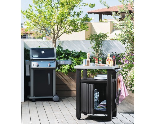 Plynový gril Weber a grilovací stůl na terase