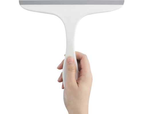 Ruka drží stěrku s rukojetí