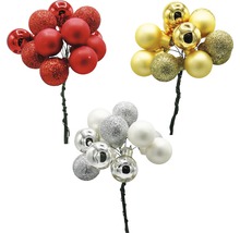 Dekorativní vánoční koule v červené, zlaté a stříbrné barvě jako svazek