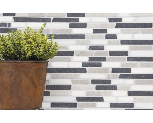 Stěna z mozaikových dlaždic s rostlinou v květináči