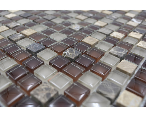 Mozaiková dlaždice ze skla a kamene, detailní záběr