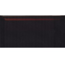 Tmavý povrch s tenkým proužkem v horní části