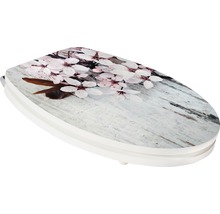 Toaletní sedátko s květinovým vzorem na vzhledu dřeva