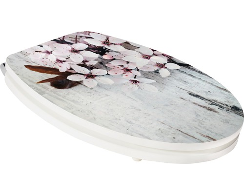 Toaletní sedátko s květinovým vzorem na vzhledu dřeva