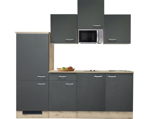 Šedá kuchyňská linka s horními skříňkami a mikrovlnnou troubou