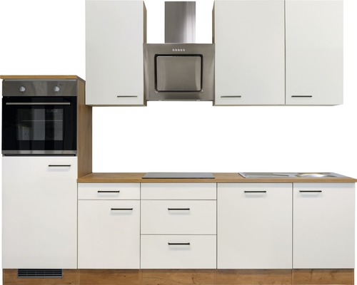 Moderní vestavěná kuchyně s bílými skříňkami, digestoří a troubou