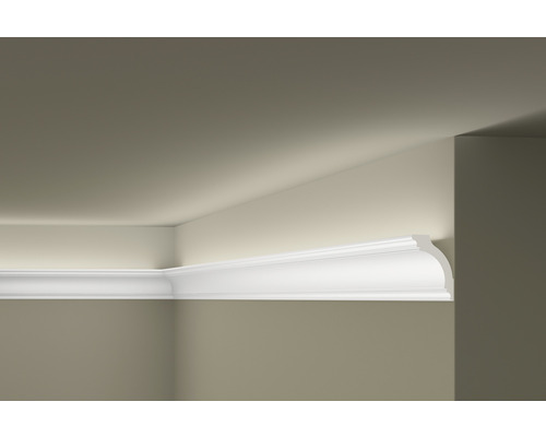 Rohový pohled na bílou ozdobnou lištu na stropě