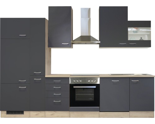 Kompletní kuchyně s šedými skříňkami, odsavačem par a vestavnou troubou.