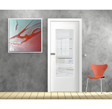 Interiérové dveře se skleněnou vložkou vedle obrazu a židle
