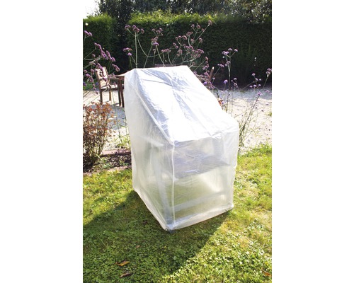 Zahradní nábytek s ochranným krytem na zahradě