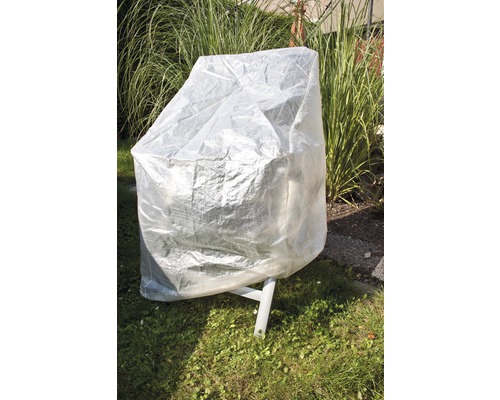 Zakrytá zahradní židle s průhledným ochranným obalem na zahradě