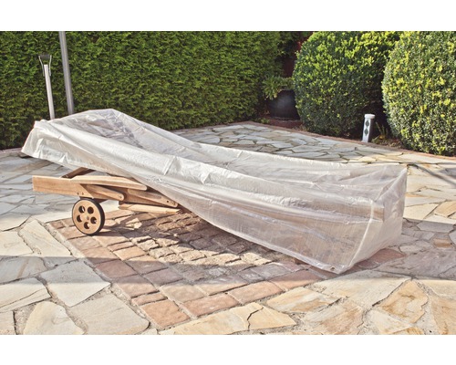 Zakrytá zahradní lehátko s kolečky na terase