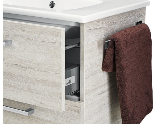 Skříňka pod umyvadlo s otevřenou zásuvkou, ručník a držák na ručníky