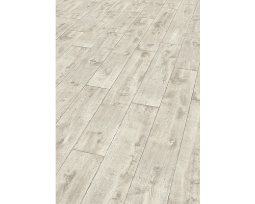 Světlá laminátová podlaha s vzhledem dřeva