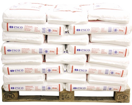 Paleta pytlů s posypovou solí, hmotnost jednoho pytle 25 kilogramů