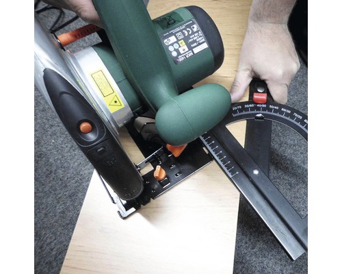 Kotoučová pila s úhloměrem pro řezání dřeva