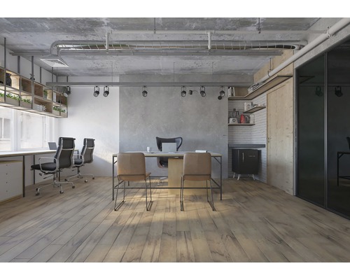 Světlá kancelář s dřevěnou podlahou, stoly a kancelářské židle
