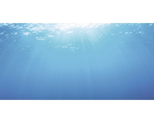 Pohled pod vodou se slunečními paprsky