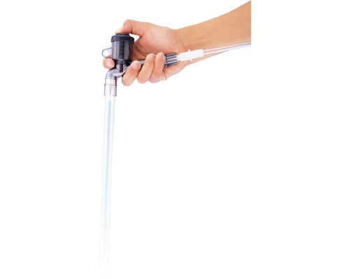 Ruka ovládá vodovodní kohoutek s hadicovou přípojkou, z něhož teče voda.