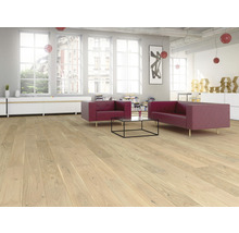 Obývací pokoj se světlou dřevěnou podlahou, červenou pohovkou a velkými okny