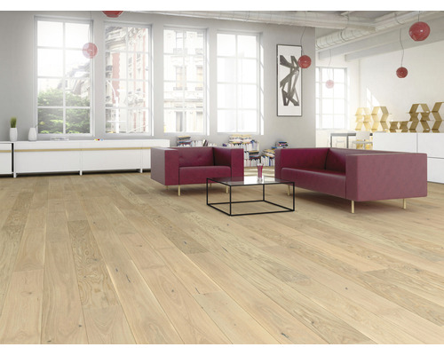 Obývací pokoj se světlou dřevěnou podlahou, červenou pohovkou a velkými okny