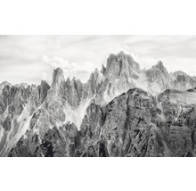 Černobílá fotografie horských štítů pod zataženou oblohou