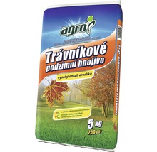 Balení podzimního hnojiva na trávník s vysokým obsahem draslíku