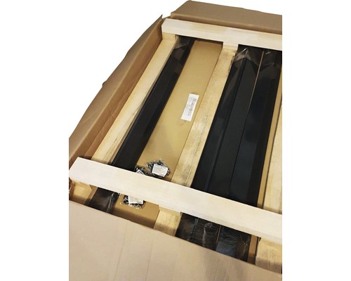 Balená sada s černými kovovými profily a upevňovacím materiálem v kartonové krabici