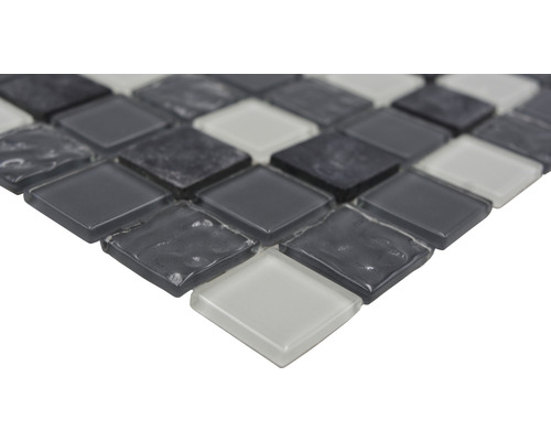 Detail skleněné mozaiky s čtvercovými prvky