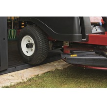 Zahradní traktor na podlaze garáže s rampou