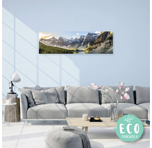 Obývací pokoj s panoramatickým obrázkem horské krajiny a pečetí Eco Friendly