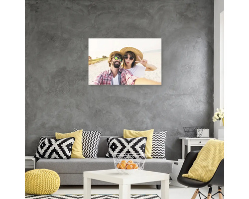 Obývací pokoj s pohovkou, stolem a plátnem na zdi s obrázkem páru