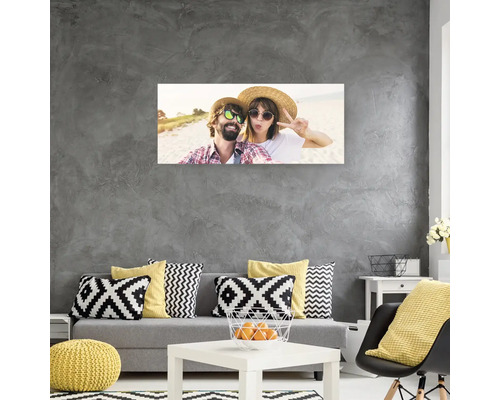 Fotografie na plátně nad pohovkou v obývacím pokoji