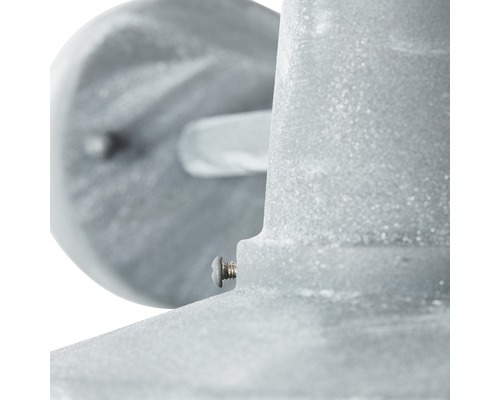 Detail kovové nástěnné lampy