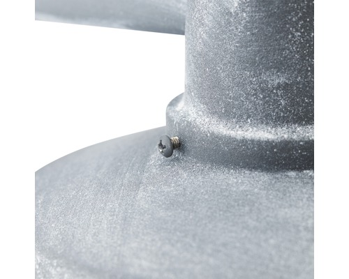 Detailní záběr šroubovacího uzávěru na venkovní lampě