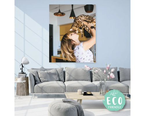 Nástěnný obraz s ženou a kočkou v obývacím pokoji