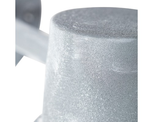 Detail šedé nástěnné lampy