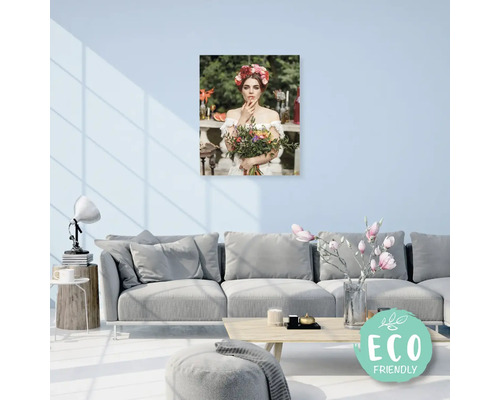 Plátno s obrázkem ženy s květinovou korunou v obývacím pokoji