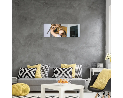Nástěnný obraz ženy a kočky v obývacím pokoji s pohovkou