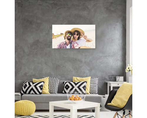 Fotografie nástěnné dekorace s mladým párem visící na stěně obývacího pokoje