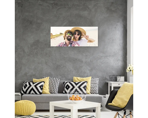 Obývací pokoj s pohovkou, stolem a zarámovanou fotografií na zdi