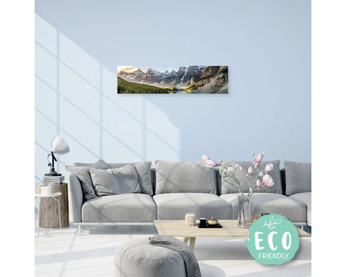 Obývací pokoj s panoramatickým obrazem horské krajiny a ekologickou pečetí