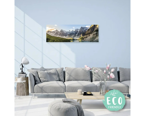 Obývací pokoj s pohovkou a nástěnnou malbou horské krajiny