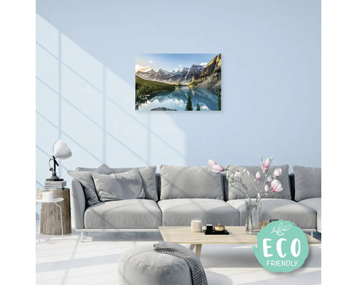 Obývací pokoj s pohovkou a nástěnnou malbou s motivem horského jezera