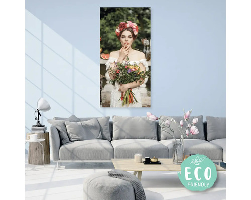 Nástěnný obraz s ženou s květinovou korunou a kyticí v obývacím pokoji, pečeť Eco Friendly