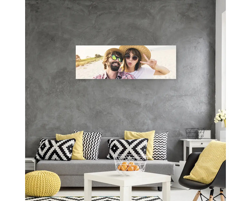 Obývací pokoj s pohovkou a fotografií na plátně na zdi