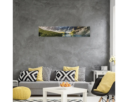 Dekorativní nástěnný obraz s horským jezerem nad pohovkou v obývacím pokoji